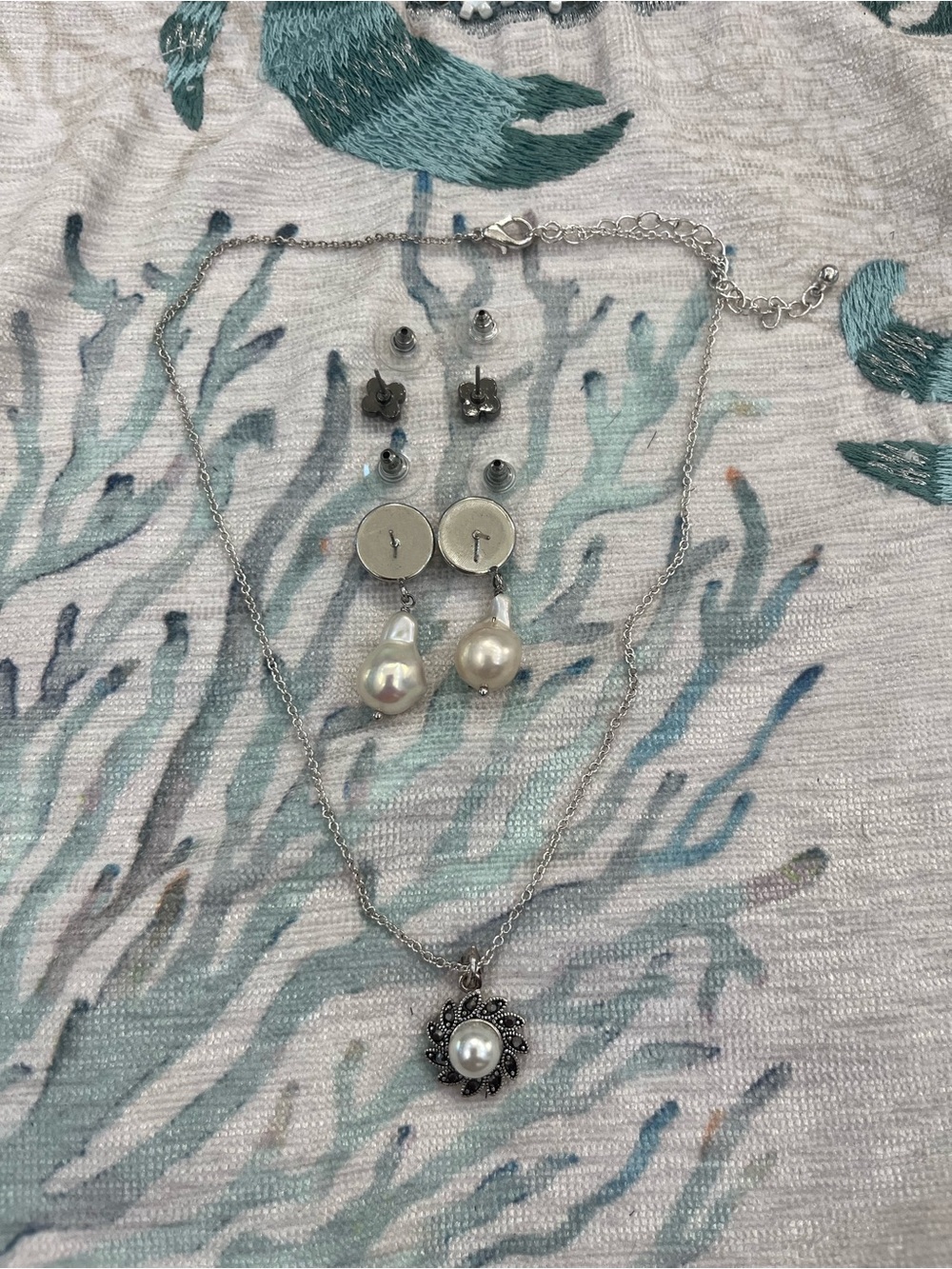 Brand New! Vintage Silver-Tone Pearl Flower Necklace & Freshwater Pearl Earrings - Picture 8 of 10